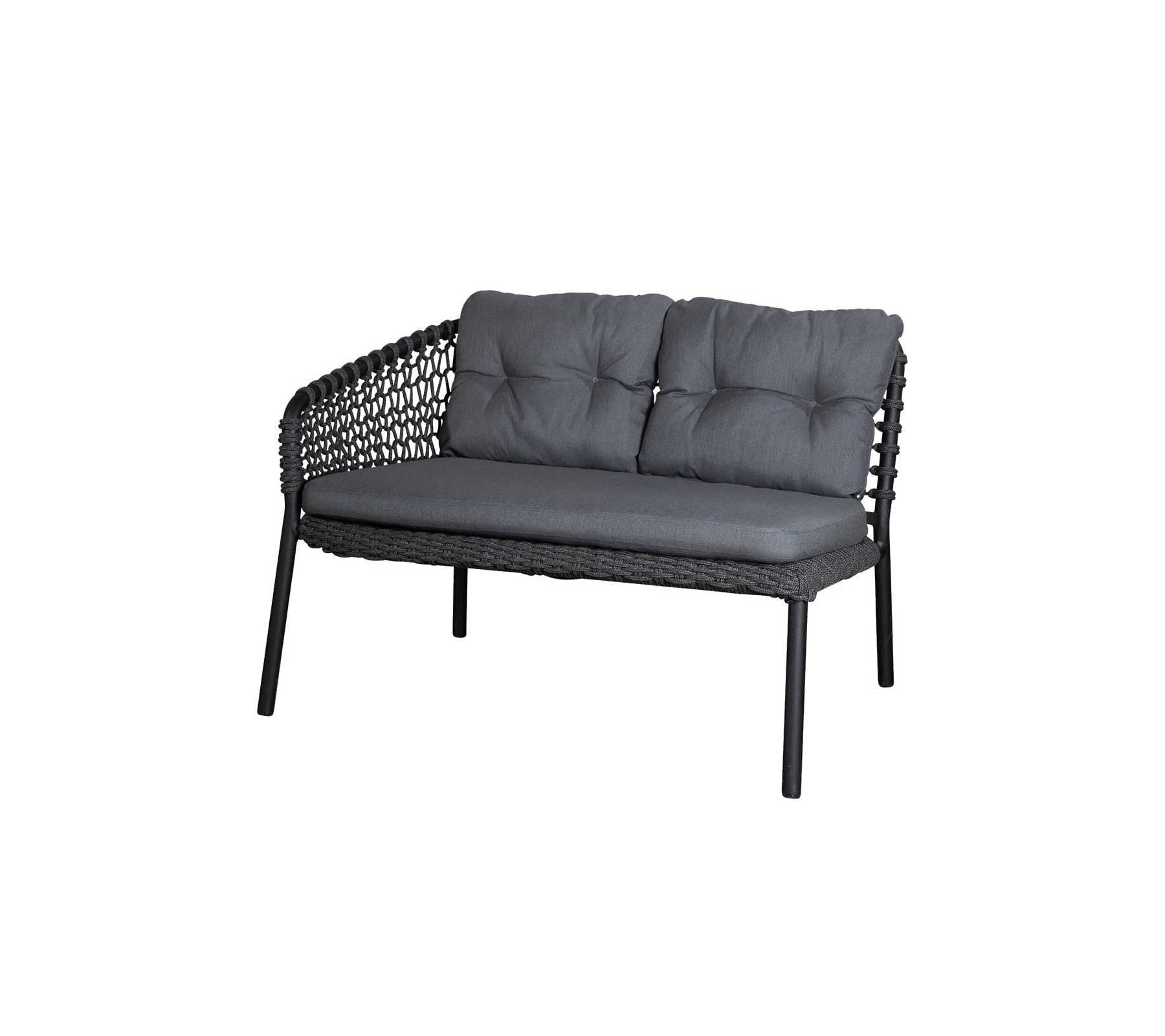 Stilfuld to-personers sofa med en vævet ramme og polstrede sæder i en elegant grå farve. Perfekt til moderne indretning.