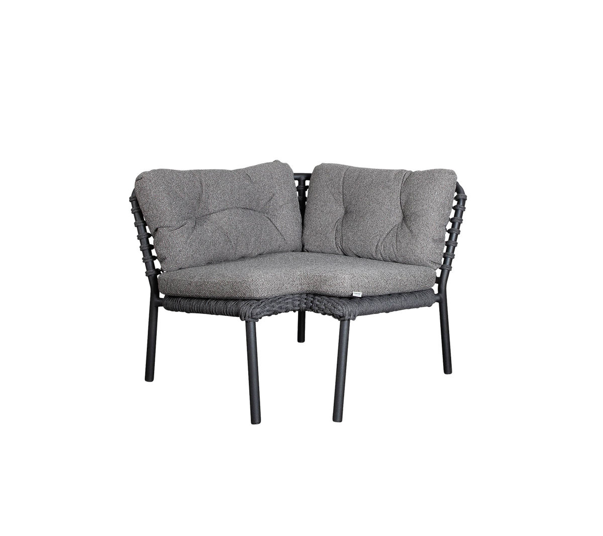 Behagelig grå hjørnesofa med bløde puder og et elegant vævet design, perfekt til hyggelige sammenkomster.