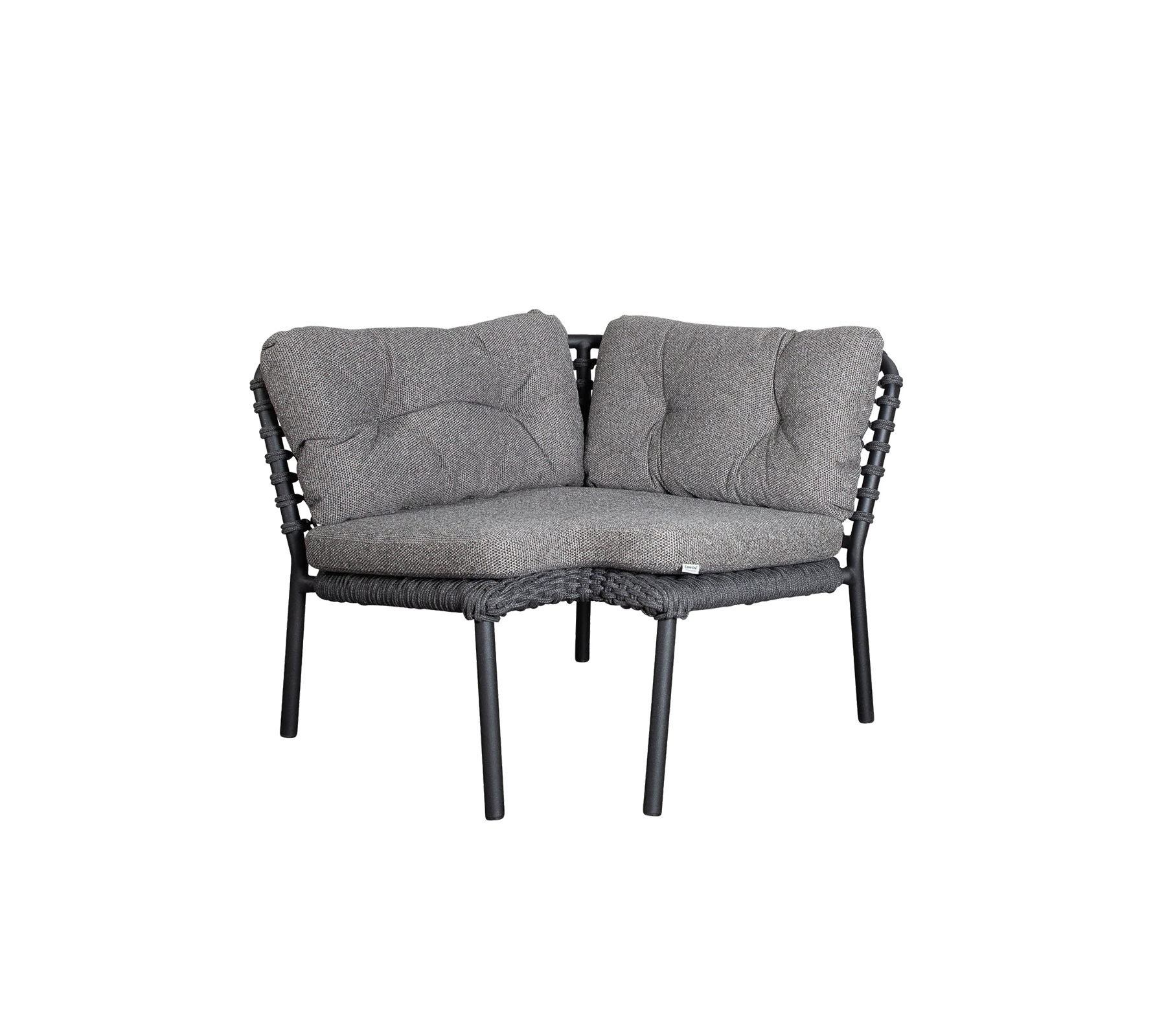 Behagelig grå hjørnesofa med bløde puder og et elegant vævet design, perfekt til hyggelige sammenkomster.