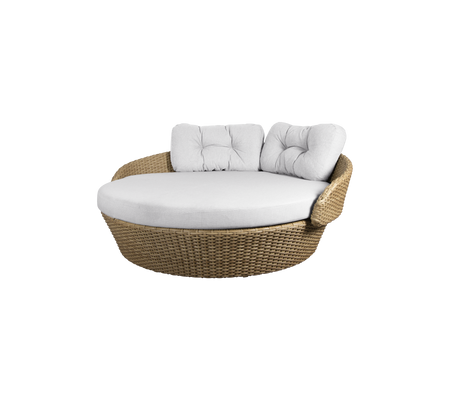 Rund rattan loungestol med en blød hvid pude og to rygpuder for komfort. Ideel til afslapning.