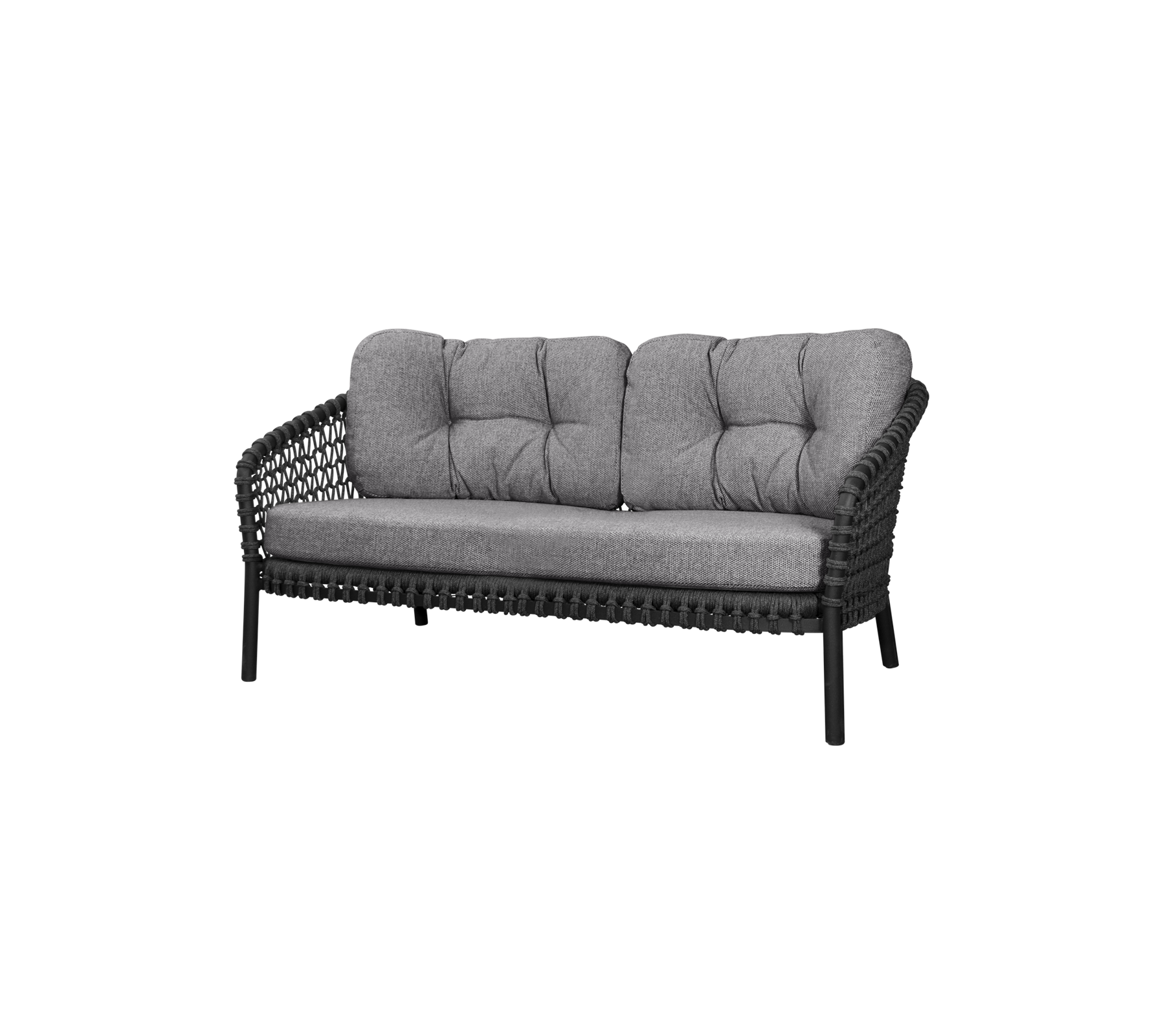 To-personers sofa med en vævet ramme og bløde grå puder, designet til komfort og stil. Perfekt til siddepladser i ethvert rum.
