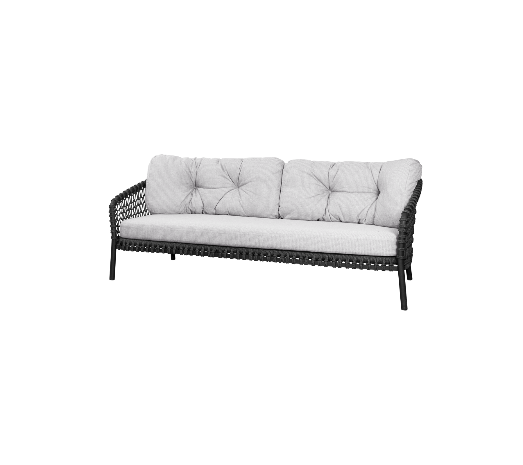 Stilfuld sofa med en vævet ramme og bløde, quiltede puder i en neutral farve, perfekt til komfortabel siddeplads.