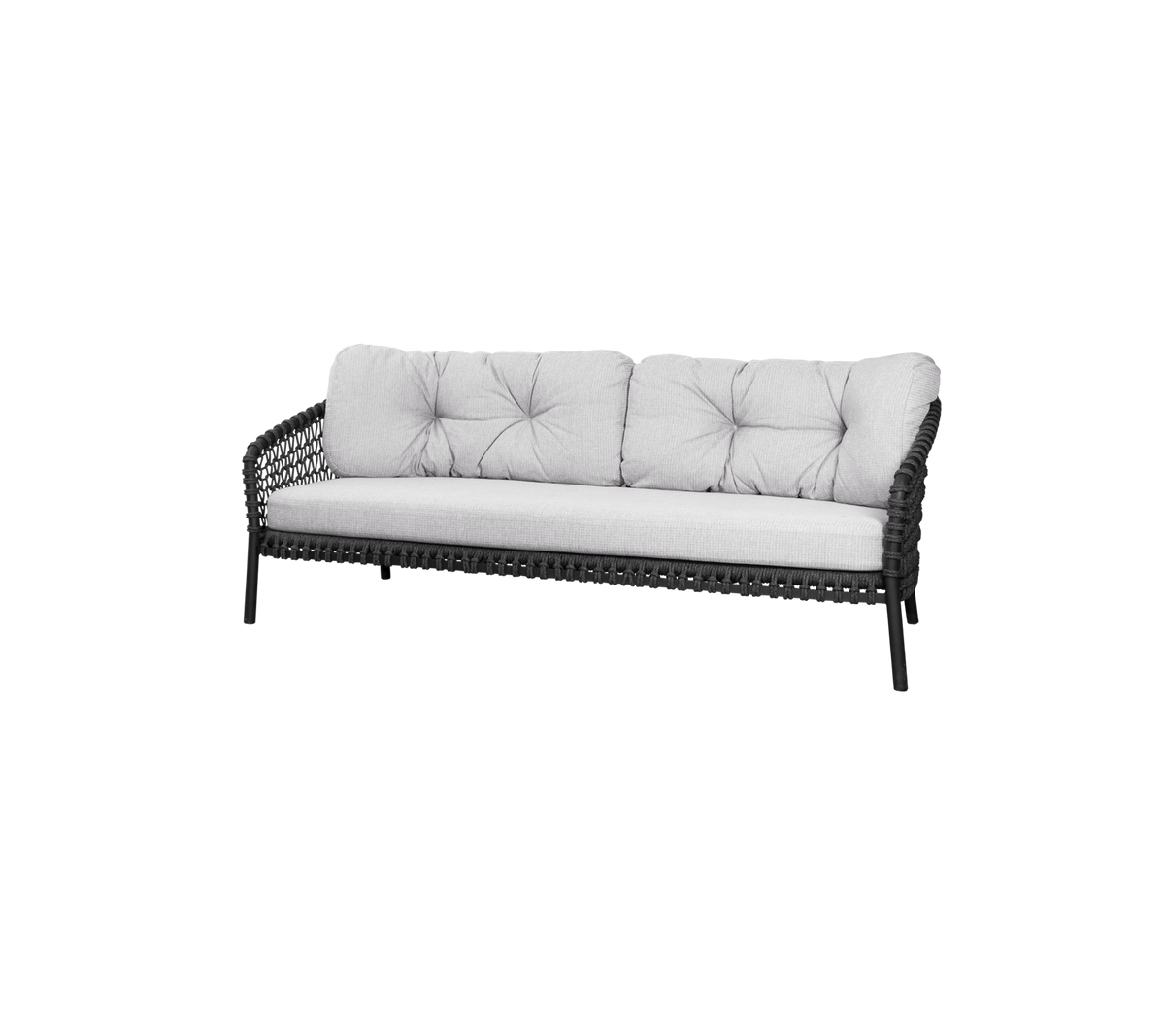 Stilfuld sofa med en vævet ramme og bløde, quiltede puder i en neutral farve, perfekt til komfortabel siddeplads.