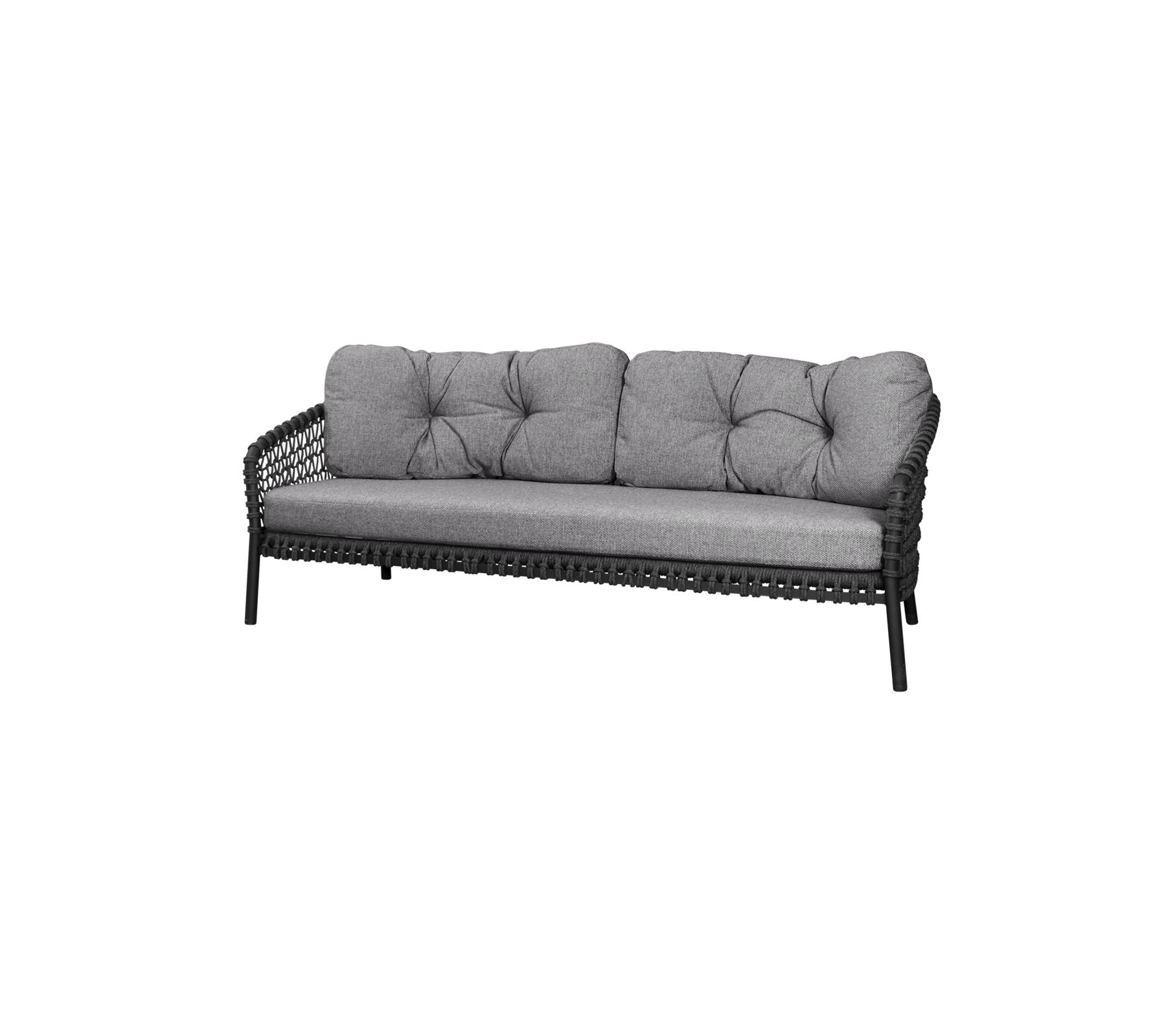 Stilfuld tre-personers sofa med bløde grå puder og en slank vævet ramme, perfekt til behagelig afslapning.