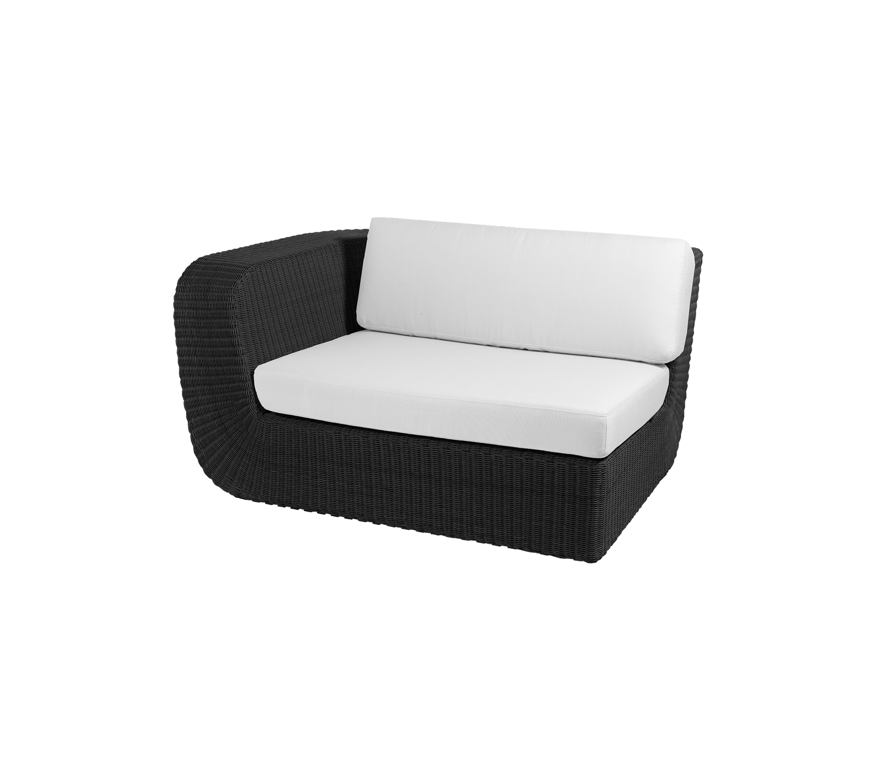 Moderne sort flettet loveseat med hvide puder, perfekt til hyggelig siddepladser og stilfuld udendørs eller indendørs indretning.