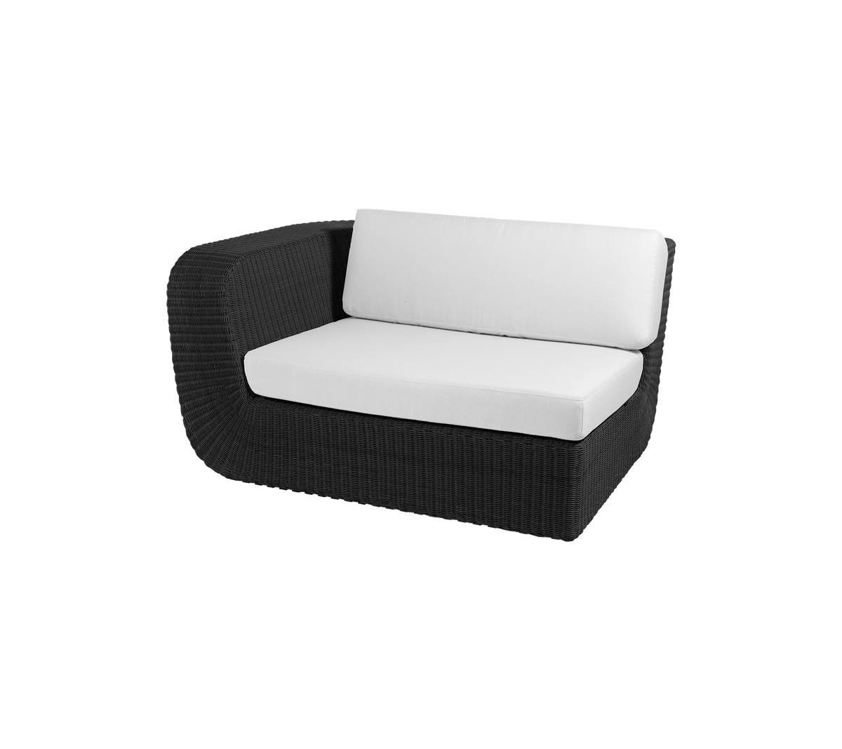 Moderne sort flettet loveseat med hvide puder, perfekt til hyggelig siddepladser og stilfuld udendørs eller indendørs indretning.
