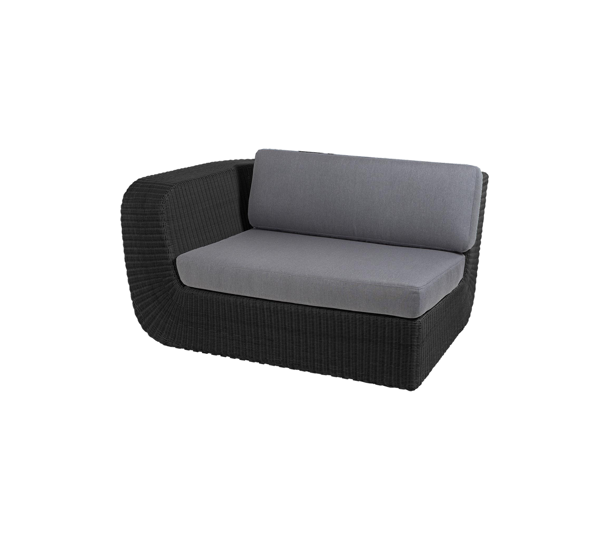 Moderne two-seater sofa med en slank sort rattanramme og bløde grå puder for komfort og stil. Ideel til afslapning.