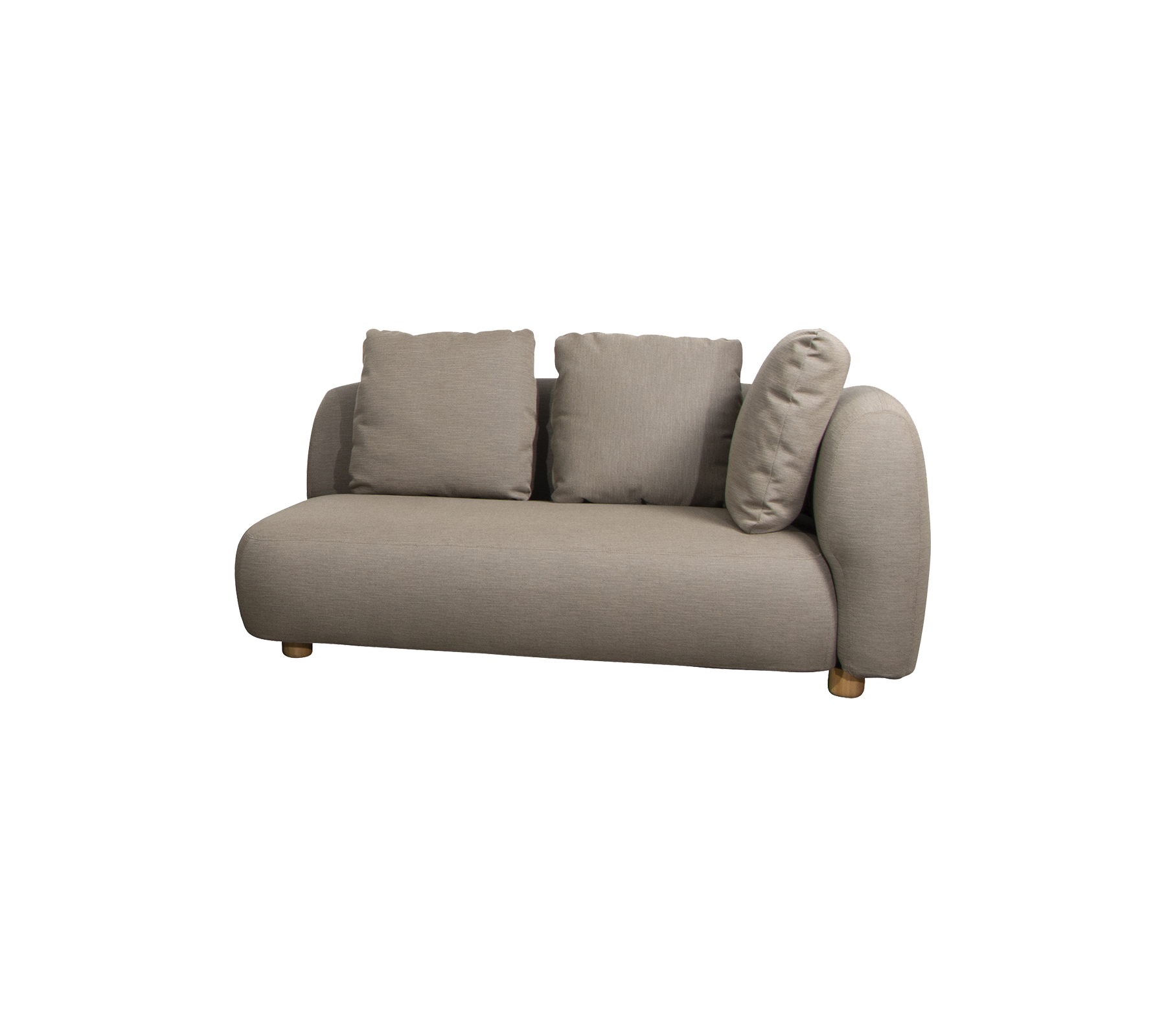 Stilfuld sofa med et afrundet design og tre bløde puder, polstret i et blødt, neutralt stof med træben.