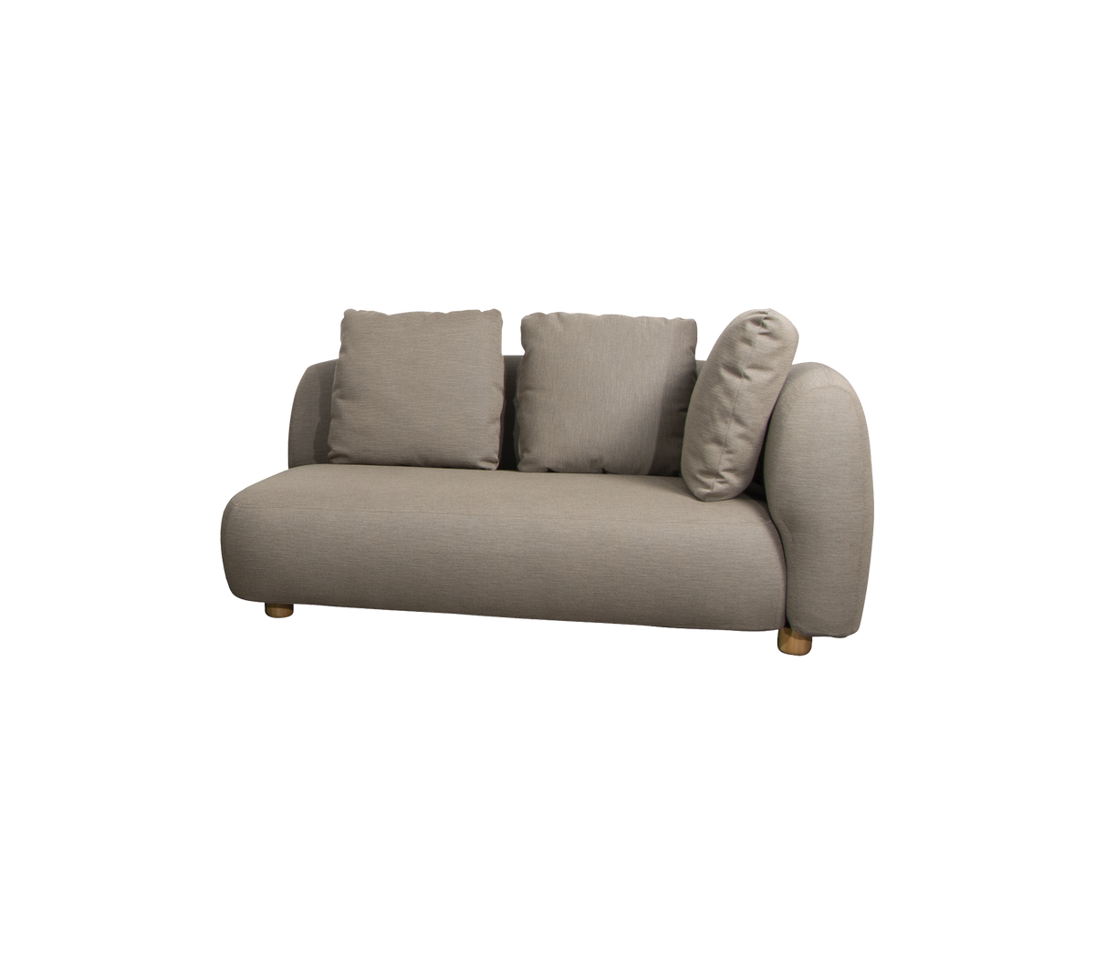 Stilfuld sofa med et afrundet design og tre bløde puder, polstret i et blødt, neutralt stof med træben.