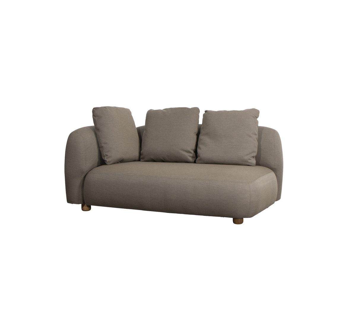 Stylisk, moderne sofa med tre bløde puder og en blød stofoverflade, der har afrundede kanter og træben.
