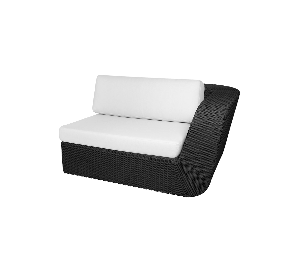 Moderne siddepladser med en slank sort ramme og bløde hvide puder, designet til komfort og stil.