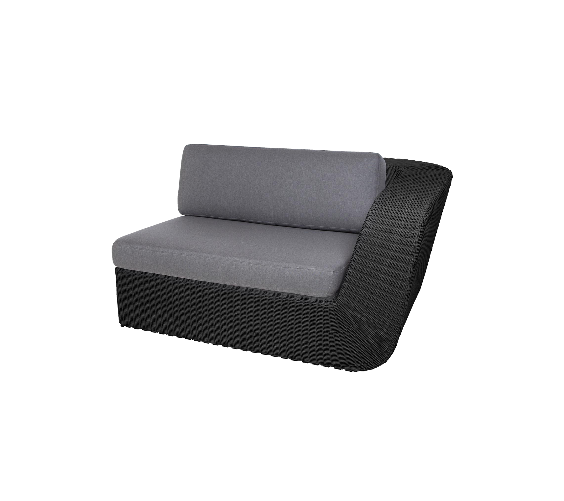 Stilfuld buet loveseat med en elegant sort rattanbund og komfortable grå puder til moderne siddepladser.