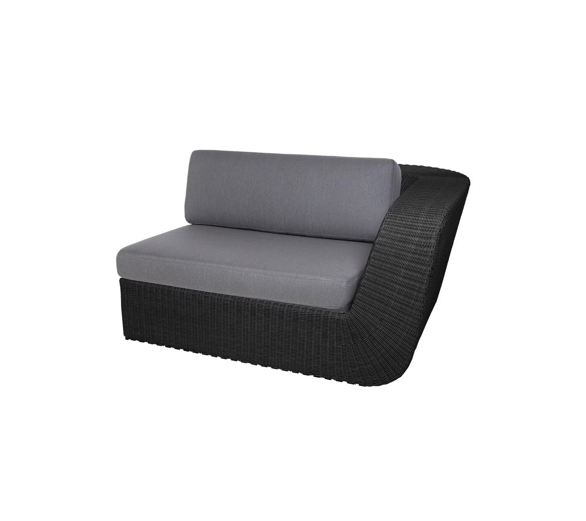 Stilfuld buet loveseat med en elegant sort rattanbund og komfortable grå puder til moderne siddepladser.