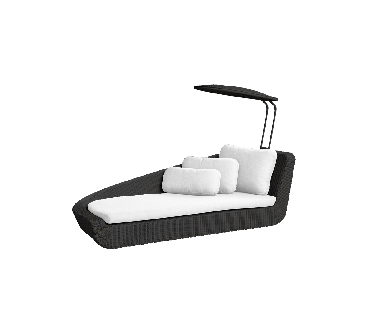 Stilfuld udendørs lounge stol med et slankt design, der har bløde hvide puder og et beskyttende tag for komfort og afslapning.