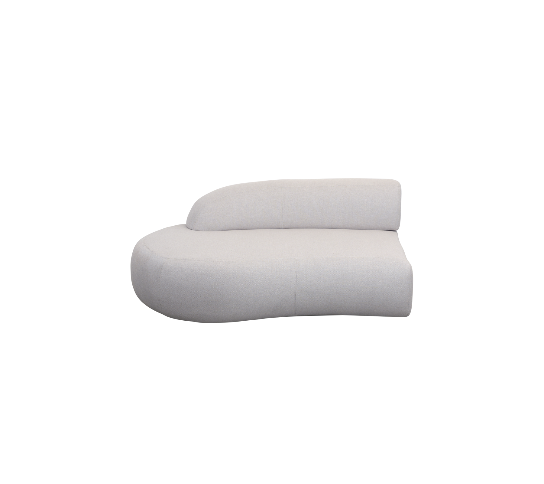 Krum, moderne sofa i en blød hvid polstring med et unikt asymmetrisk design til stilfuld siddeplads.