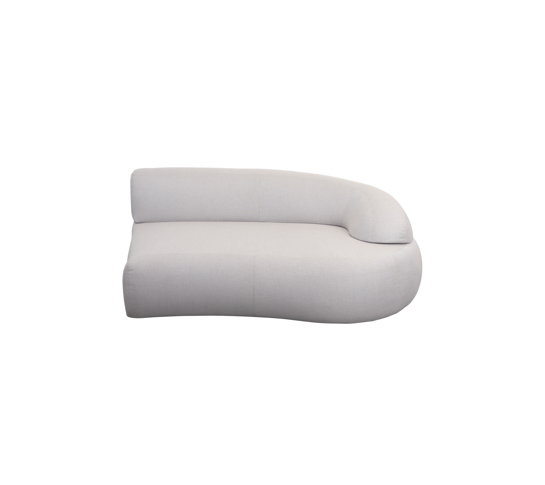 Bøjet, moderne sofa i blødt, neutralt stof med et minimalistisk design og en glat, rund armstøtte.