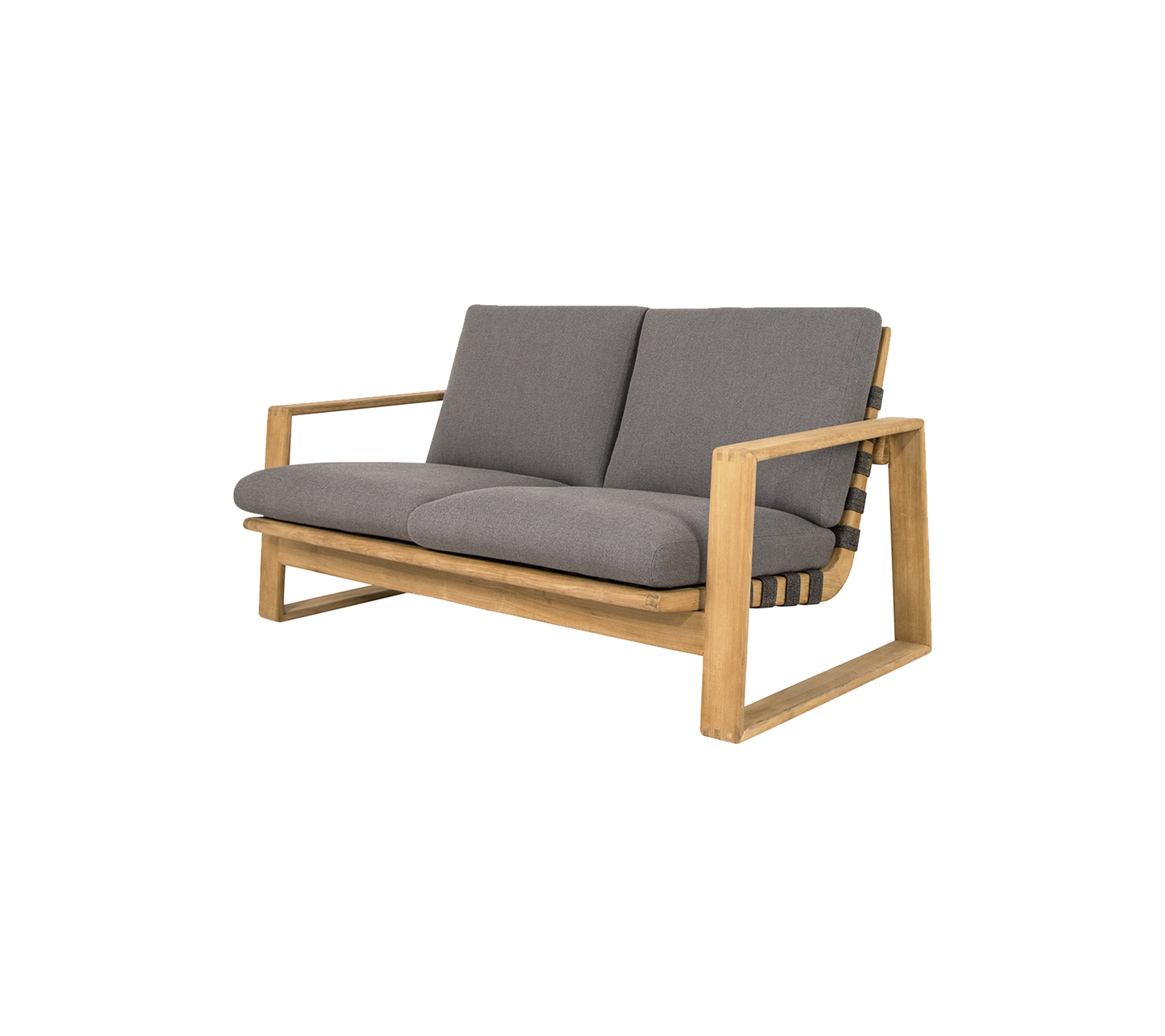 To-personers sofa med en lys træramme og grå puder, med et moderne design og komfortable sæder.