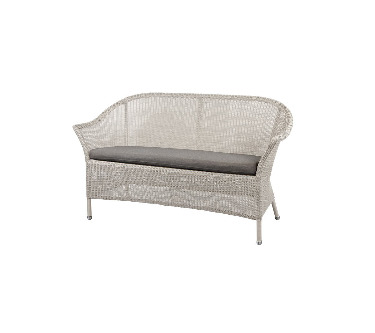 Elegant vævet loveseat med en blød grå pude, designet til komfort og stil i enhver siddearrangement.