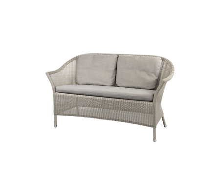 En stilfuld to-personers sofa med en vævet ramme og bløde grå puder, perfekt til hyggelige siddepladser.