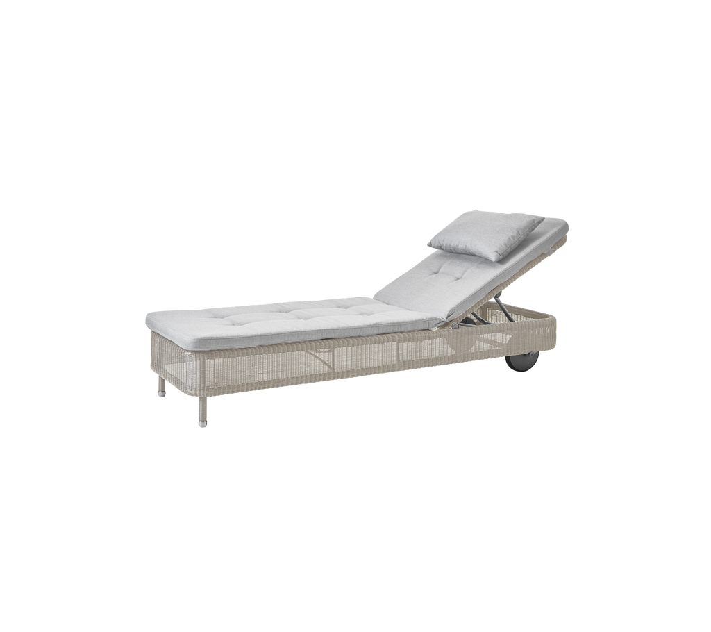 Lys grå loungestol med justerbar rygstøtte.