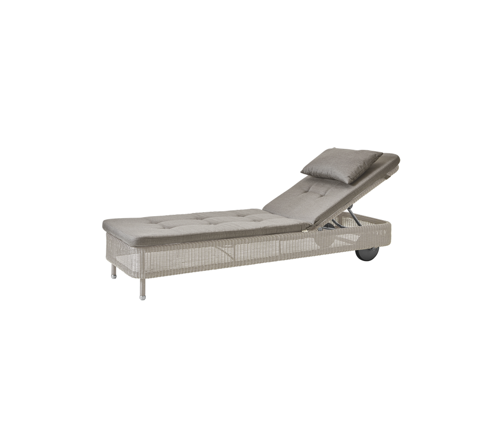 Taupe loungestol med justerbar ryg i et moderne design.