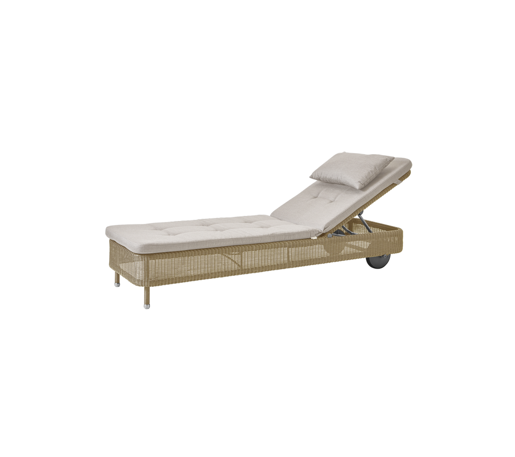 Minimalistisk loungestol med sandfarvet pude.