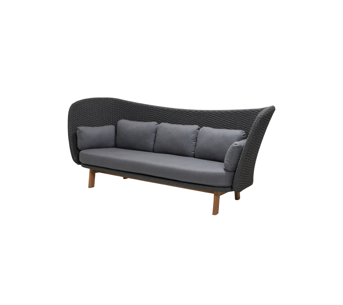 Stilfuld tresæders sofa med et vævet design og bløde grå puder, støttet af træben for et indbydende udseende.