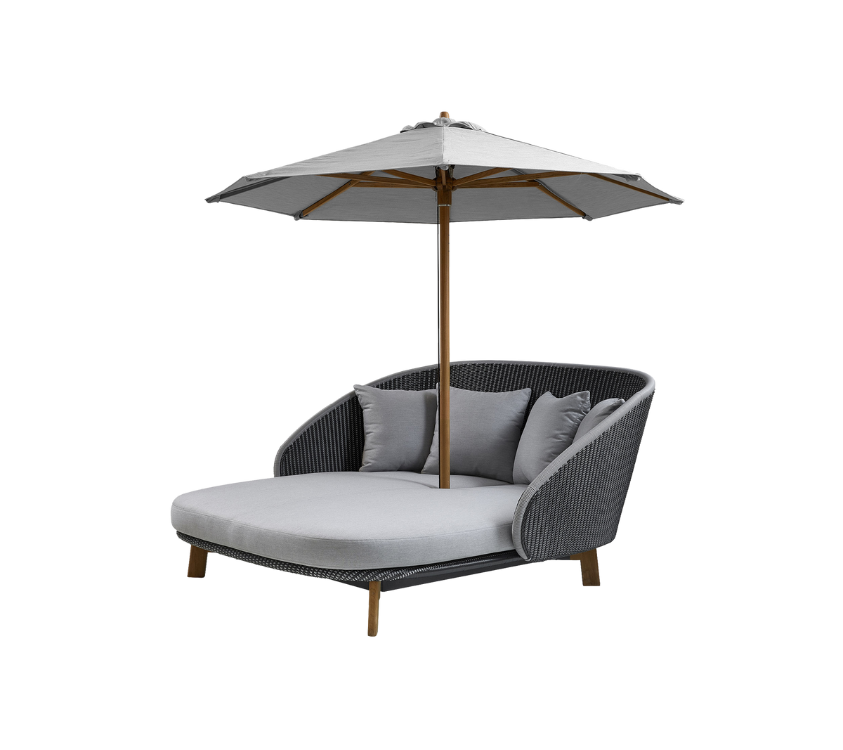 Stilfuld udendørs loungestol med polstret sæde, tre dekorative puder og en stor parasol til skygge. Perfekt til afslapning.