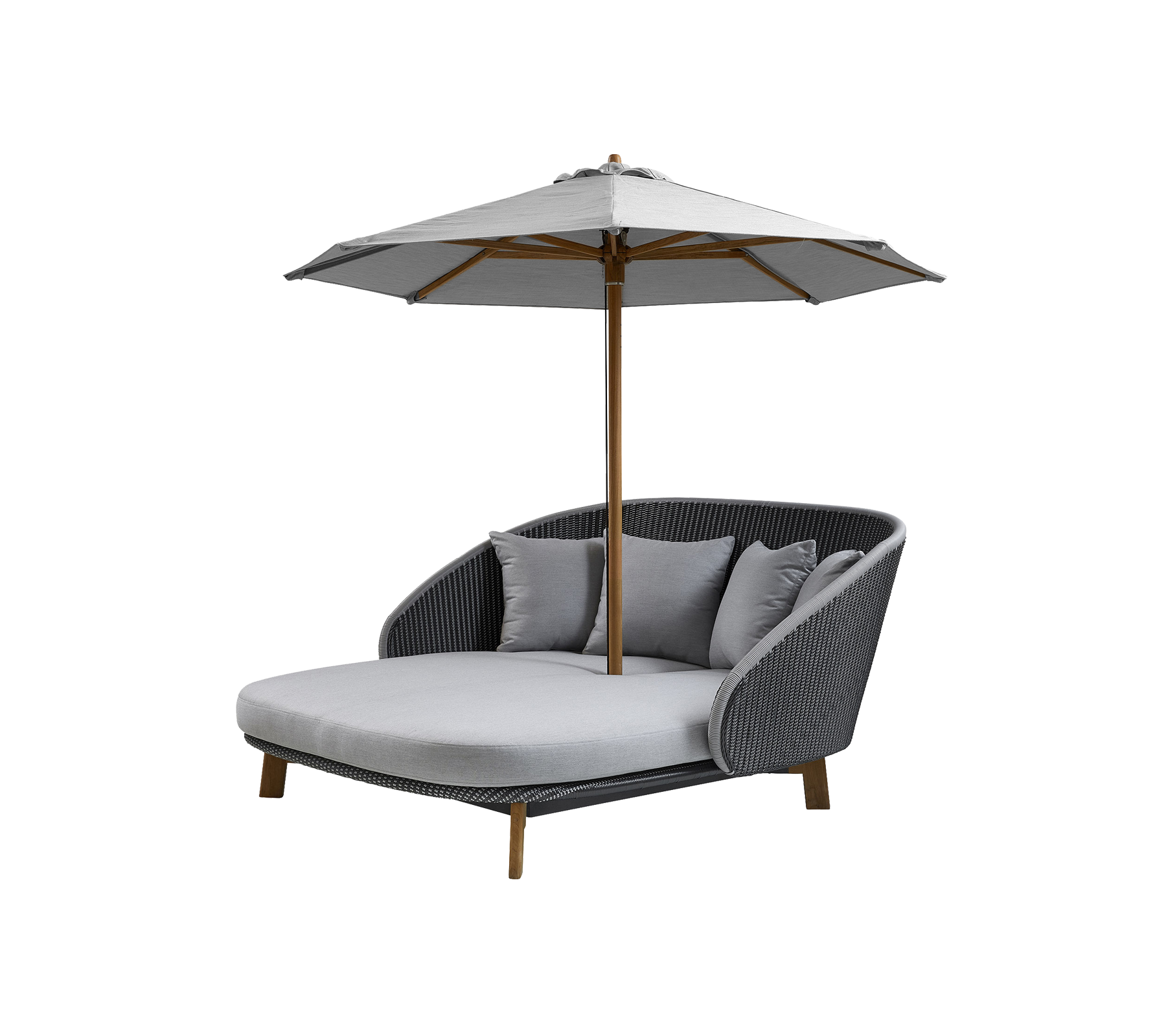 Stilfuld udendørs loungestol med polstret sæde, tre dekorative puder og en stor parasol til skygge. Perfekt til afslapning.
