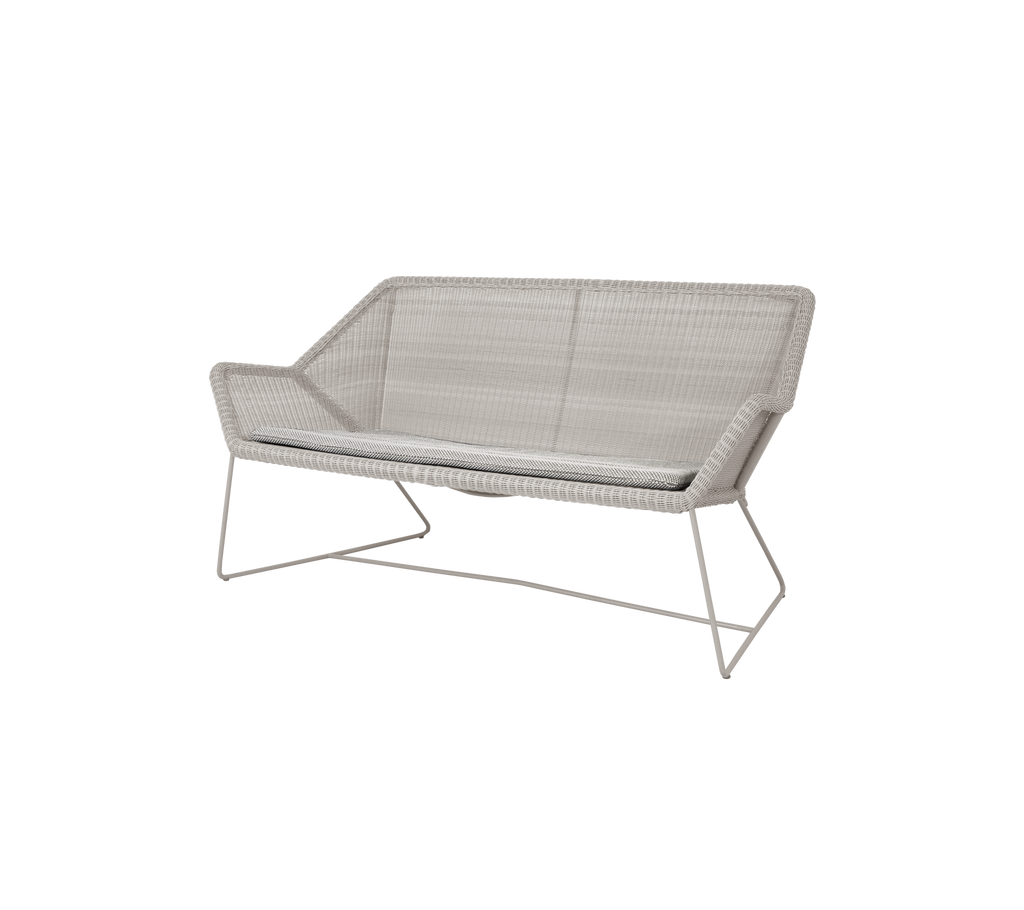 Lys grå moderne sofa med et strømlinet design.