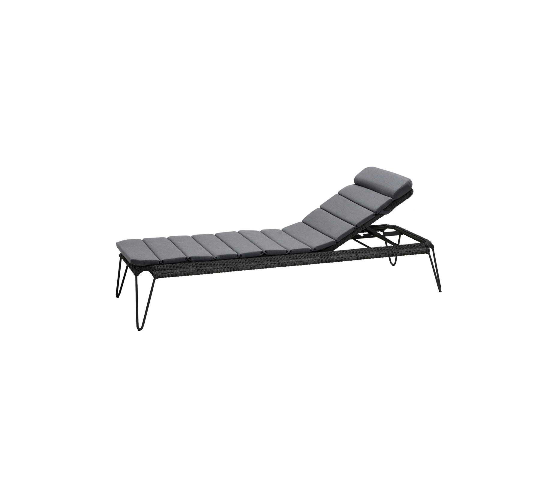 Stilfuld justerbar loungestol med et slankt design, der har en komfortabel polstret overflade og en robust ramme.
