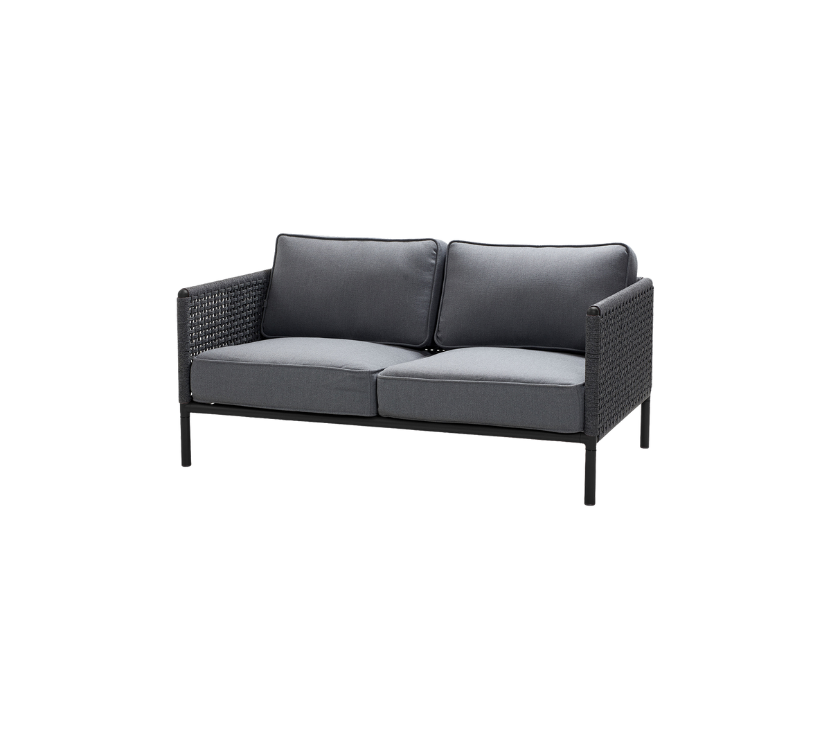 To-personers sofa med en slank sort ramme og mørkegrå puder, designet til komfort og stil. Perfekt til afslappede siddeområder.