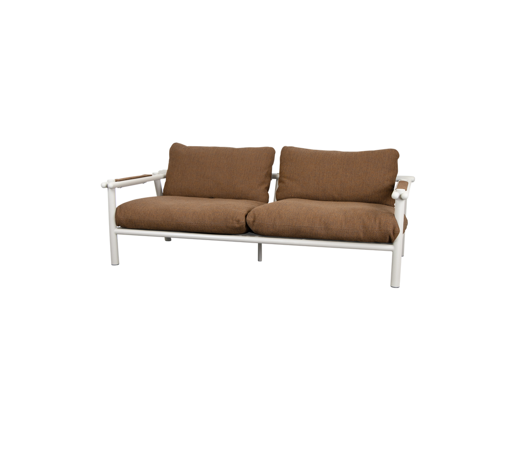 Moderne lounge sofa med brune puder og lys ramme.