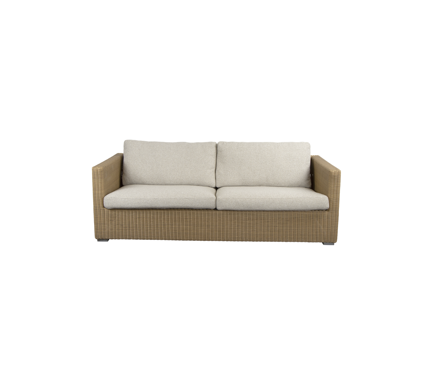 En stilfuld, to-personers sofa med en vævet base og bløde, neutrale puder for komfort og moderne design.