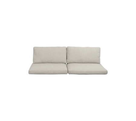 Lys grå to-personers sofa med hyggelige puder, der tilbyder et minimalistisk design egnet til forskellige indretningsstile.