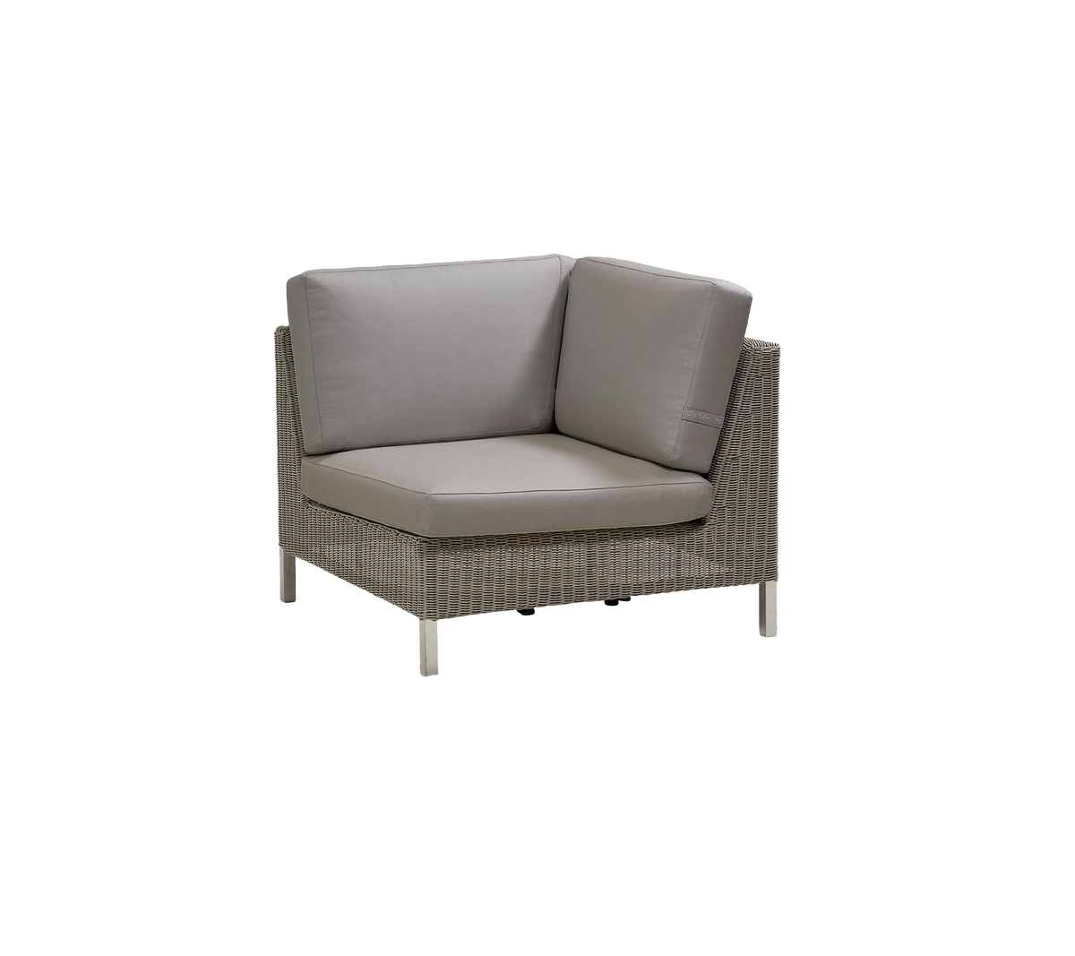 Stilfuld hjørnesæ lounge med en vævet ramme og bløde puder i neutrale nuancer, perfekt til moderne indretning.