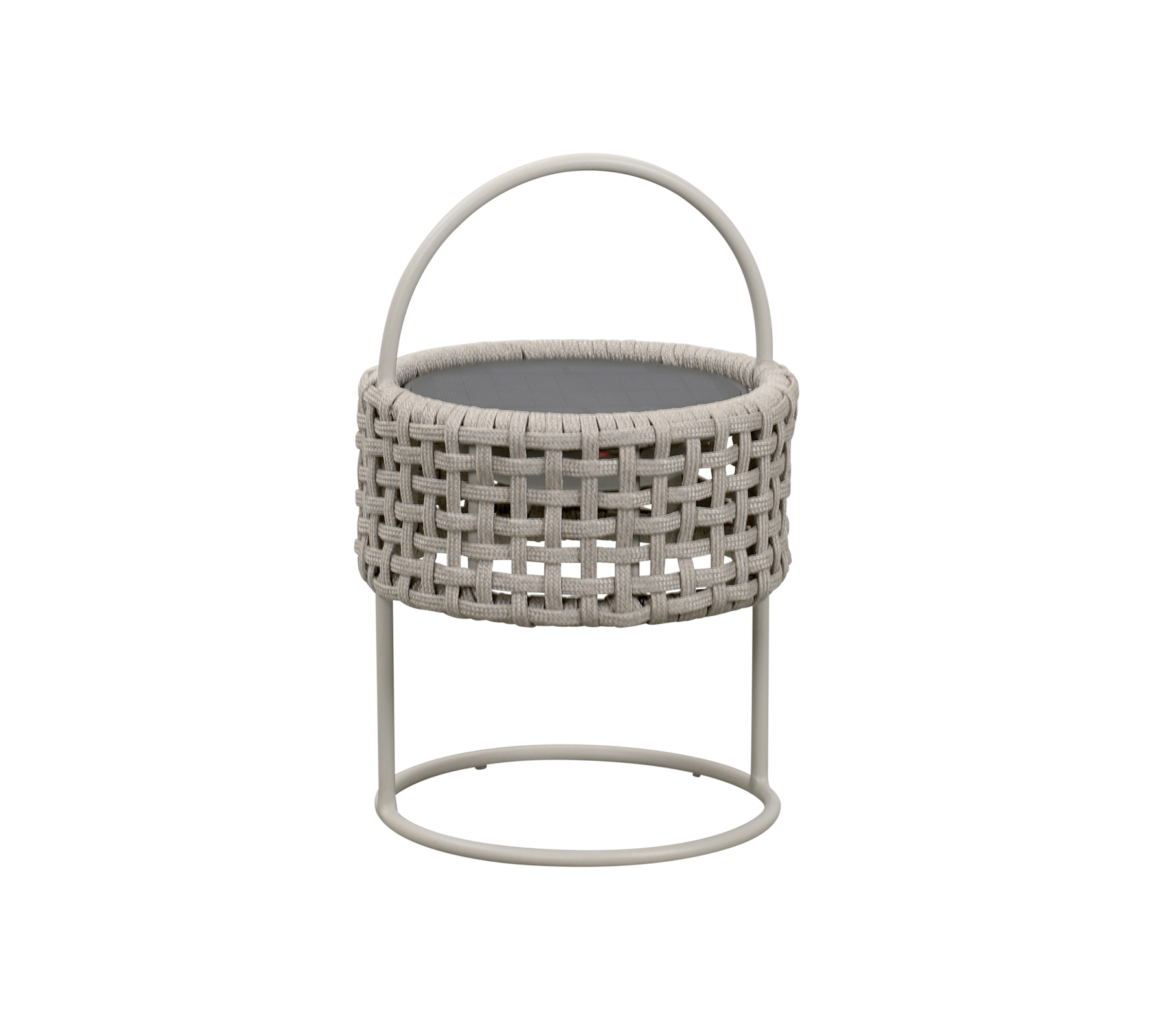 Vævet rund kurv med et håndtag, hvilende på et minimalistisk metalstativ, perfekt til opbevaring eller dekorativ brug.