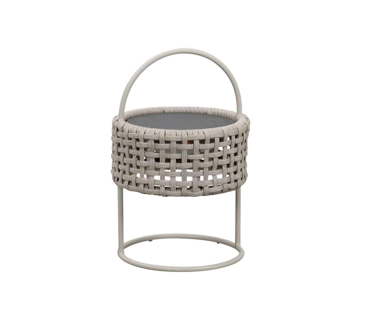 Vævet rund kurv med et håndtag, hvilende på et minimalistisk metalstativ, perfekt til opbevaring eller dekorativ brug.