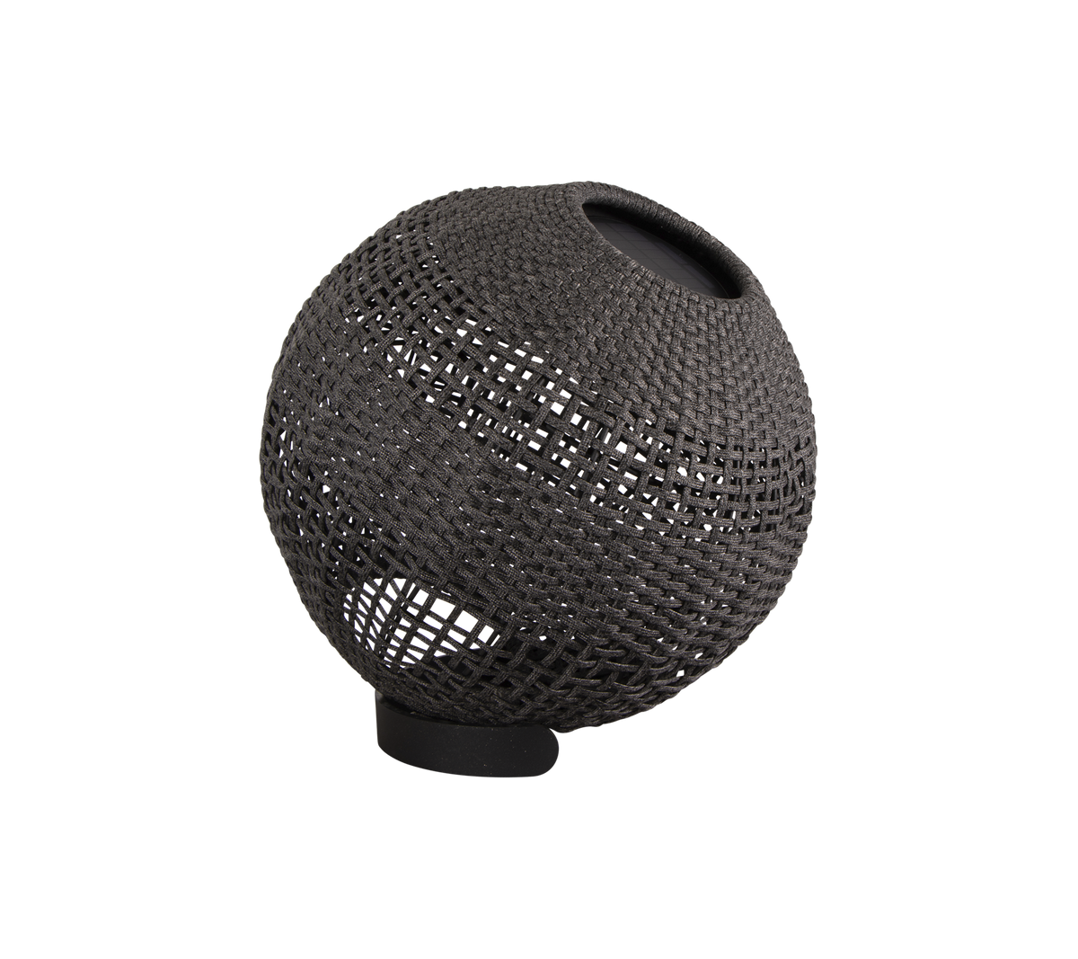 Dekorativ sfærisk lampe med en vævet tekstur og et minimalistisk design, der har en diskret lyskilde til atmosfærisk belysning.