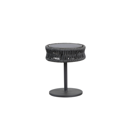 Rund sidebord med et tekstureret vævet design og en slank metalbund, ideel til at tilføre stil til ethvert rum.