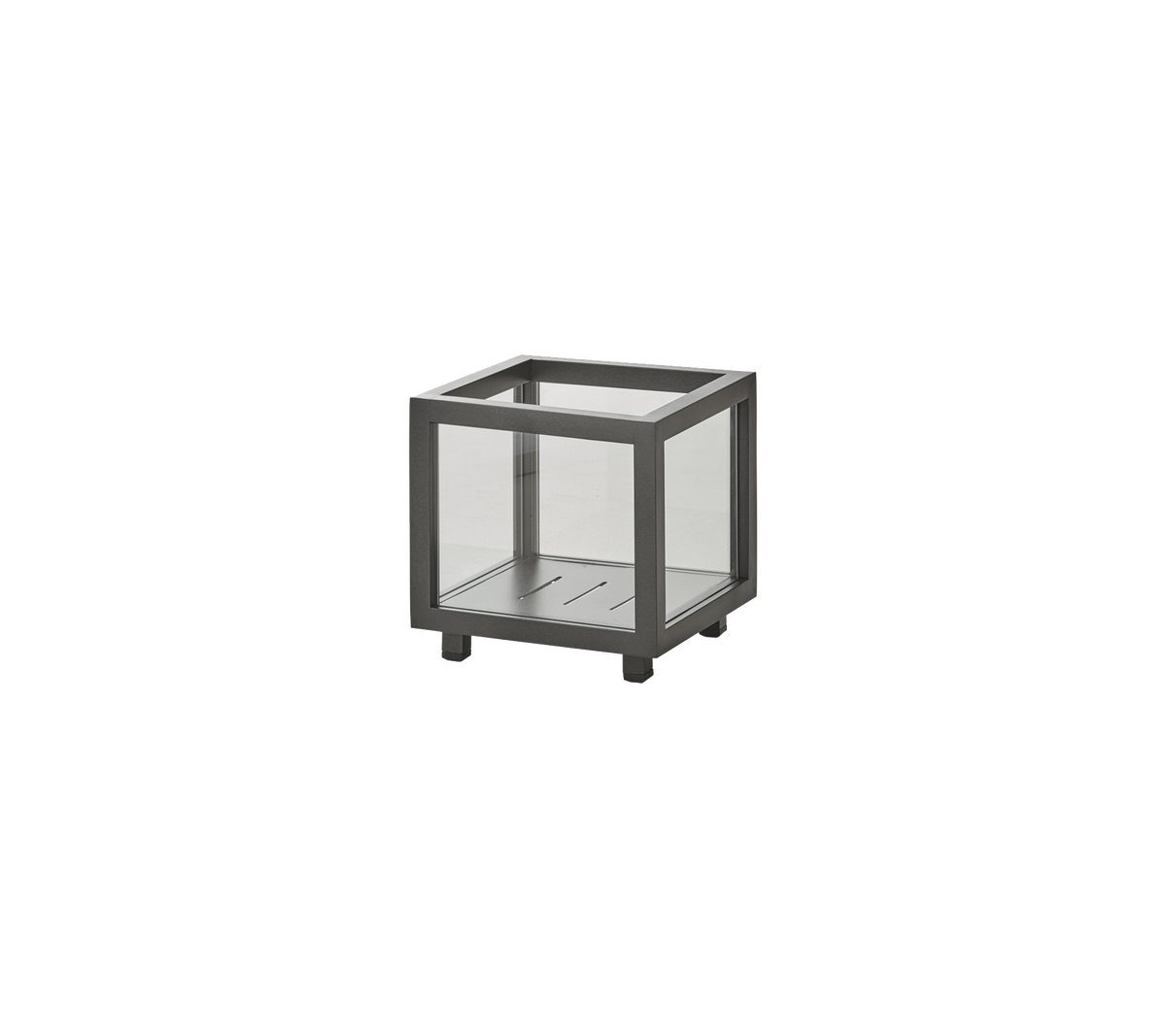 Minimalistisk firkantet sidebord med metalramme og glasplader, der giver et moderne præg til ethvert rum.