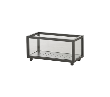 Rektangulær glasudstillingskasse med en slank metalramme, der har en slids base til effektivt at vise genstande.
