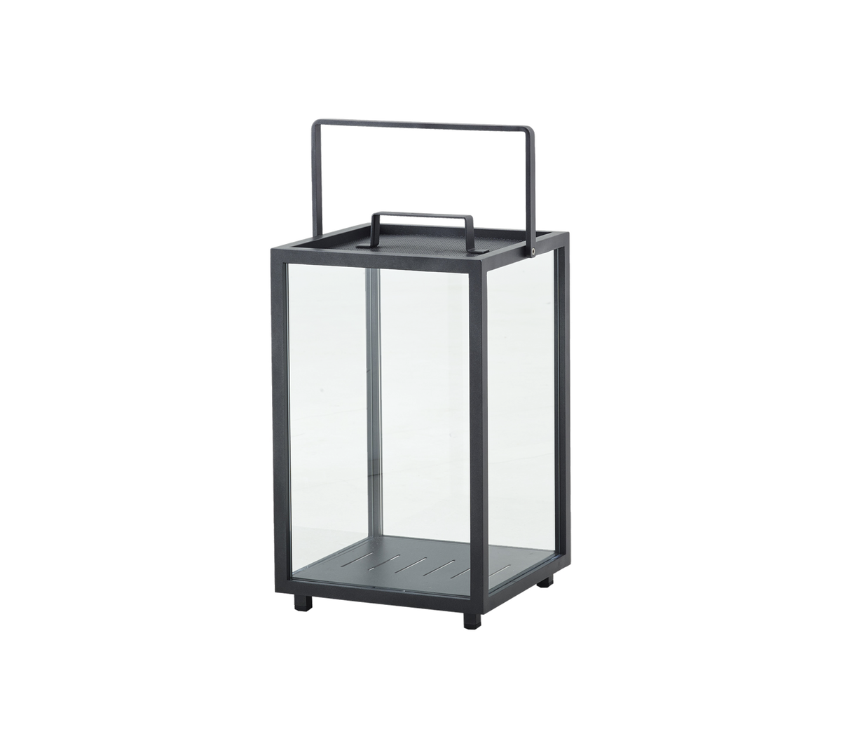 Glaslanterne med en metalramme og håndtag, der har et slankt design til dekorativ brug eller belysning.
