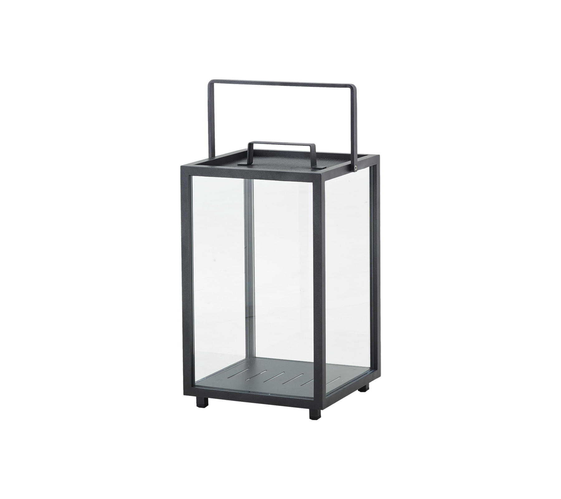 Glaslanterne med en metalramme og håndtag, der har et slankt design til dekorativ brug eller belysning.