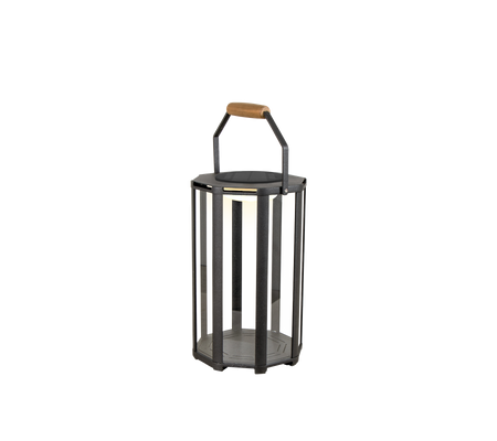 Stilren lanterne med metalramme og træhåndtag, der har LED-belysning for et moderne præg.