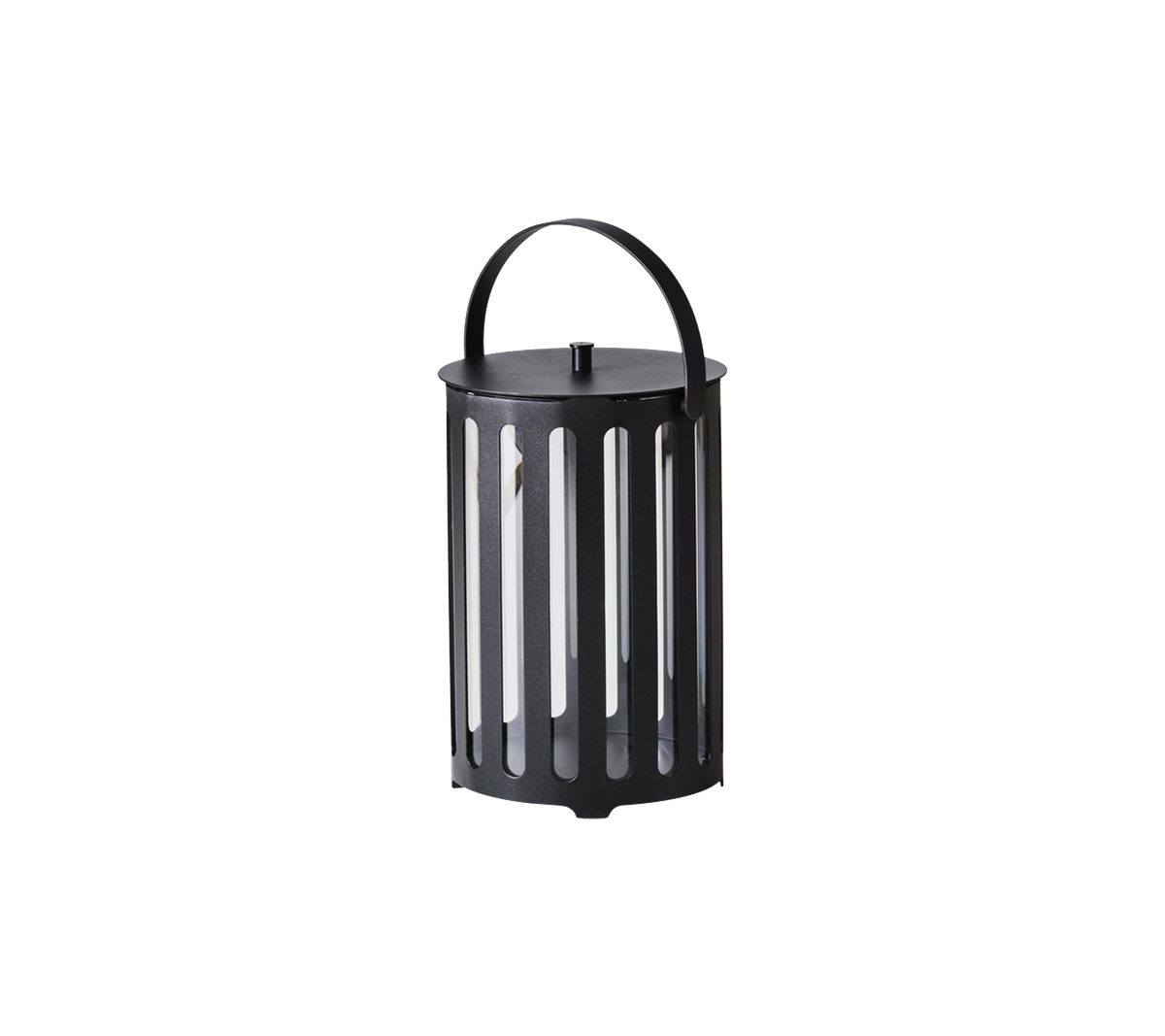 Sort lanterne med cylindrisk design og lodrette slidsser samt håndtag for nem transport. Velegnet til dekorativ belysning.