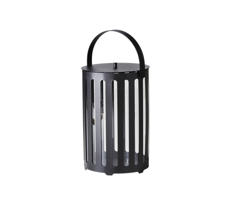 Sort metal lantern med vertikale spalter og et håndtag, designet til dekorativ belysning.