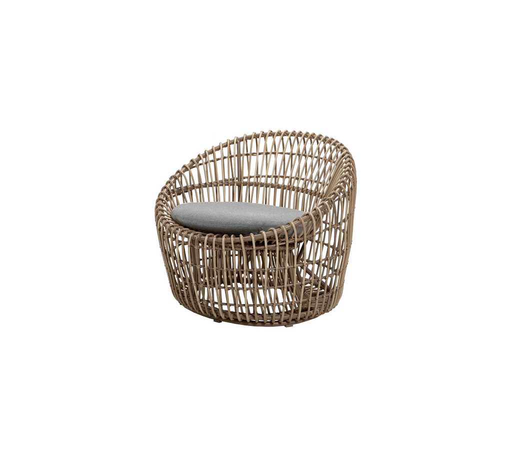 Moderne stol med en grå pude i et lys, naturligt design.