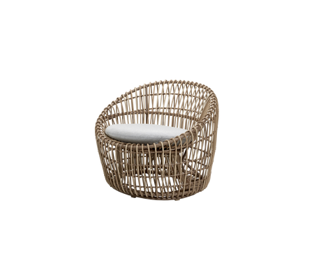 Moderne vævet loungestol med rundet design og en lys pude for komfort. Ideel til stilfuld siddepladser.