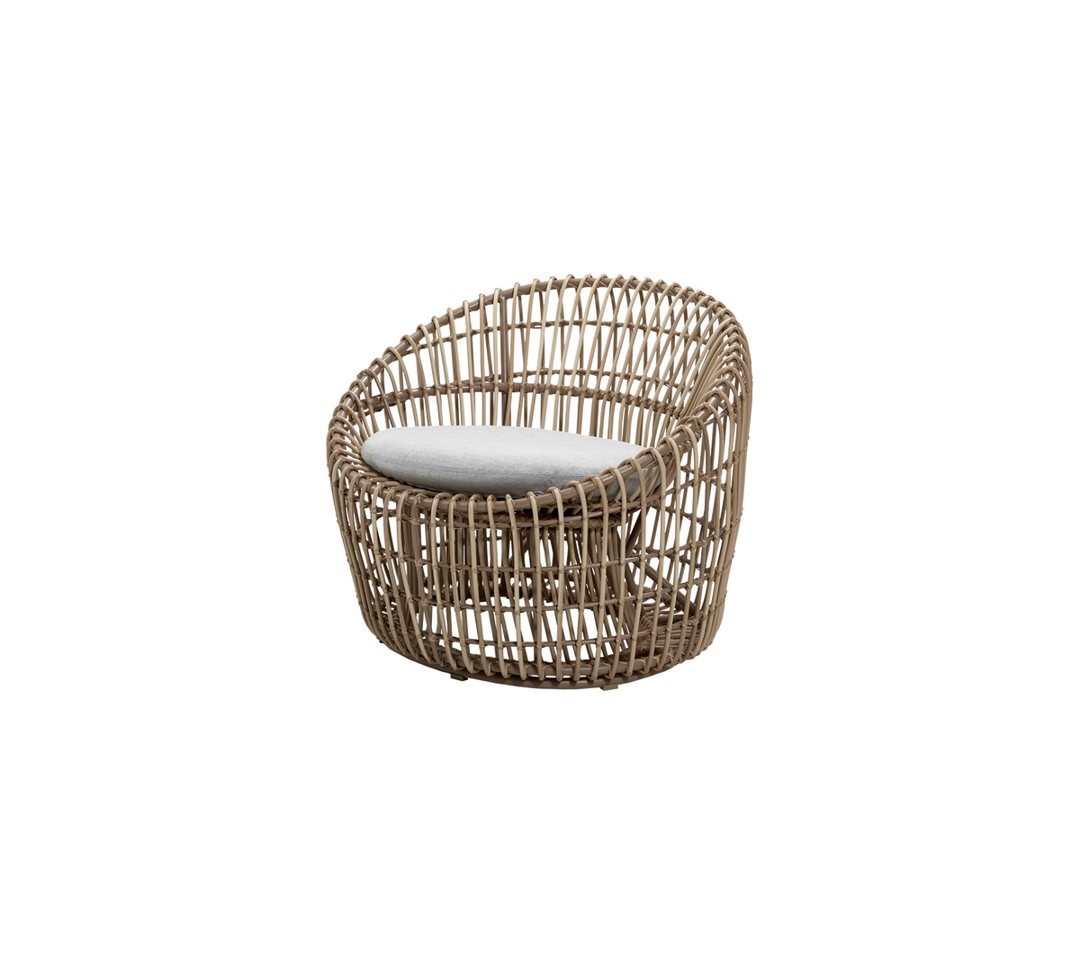 Moderne vævet loungestol med rundet design og en lys pude for komfort. Ideel til stilfuld siddepladser.